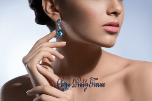 fille avec des bijoux