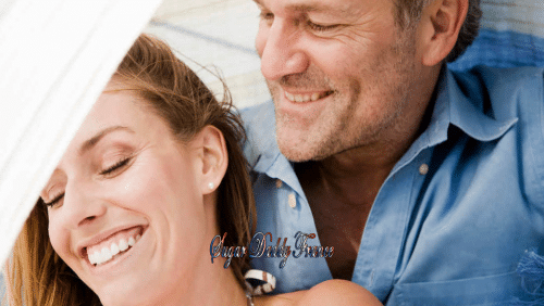 jeune homme et fille sourient