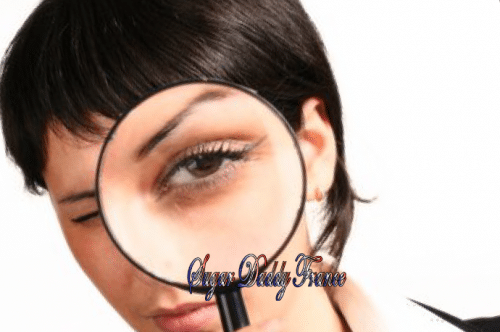 fille avec une loupe