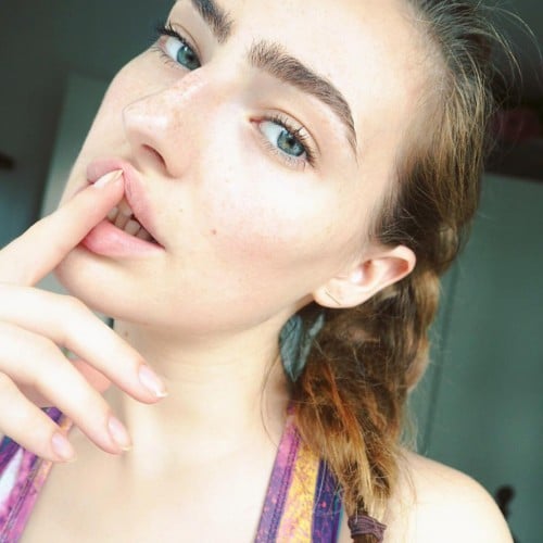 fille avec doigt dans la bouche