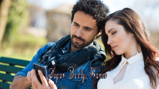 homme et femme avec téléphone portable