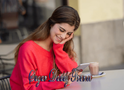 fille avec mobile souriant