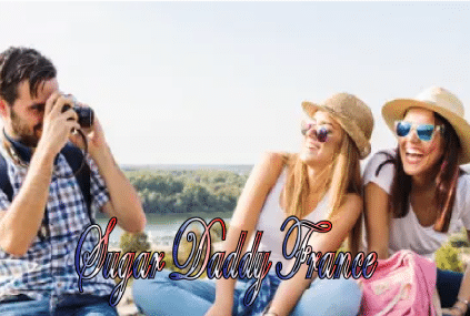 deux jolies filles avec un sugar daddy