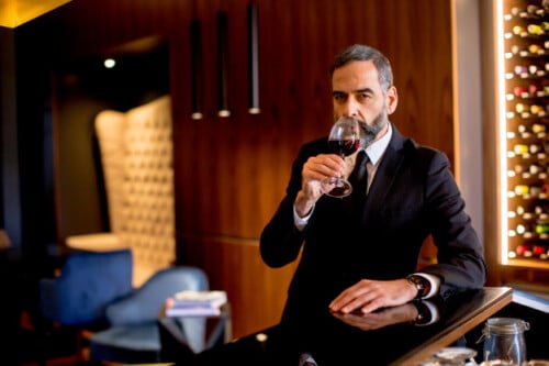 Beau et beau homme mûr boit du vin