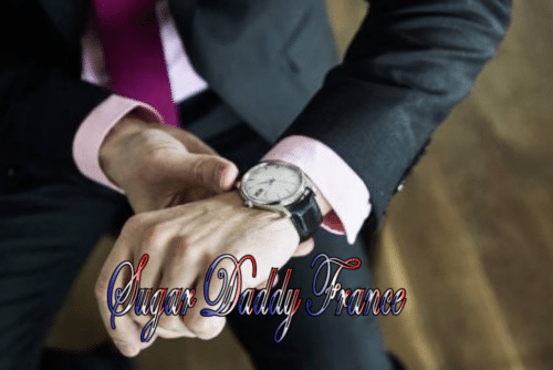 L'homme regarde la montre