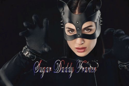 fille dans un catsuit fait ressortir ses ongles