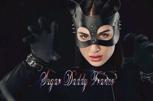 fille dans un catsuit fait ressortir ses ongles