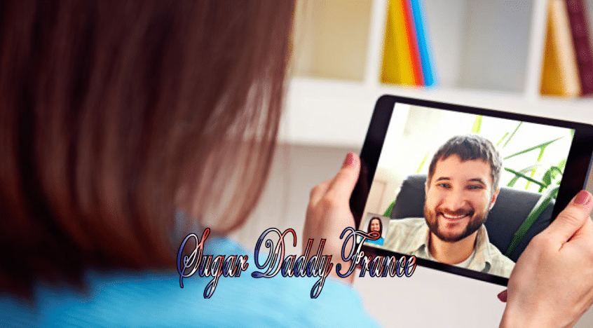 Une femme regarde un homme lors d'un appel vidéo